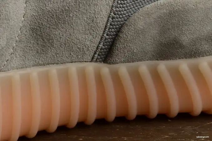 ADIDAS GREY YEEZY DARK LIGHT GLOW BOOST BB1840 GUM 750 0623